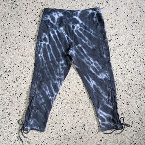 Brisas Lace Tie Capri Leggings